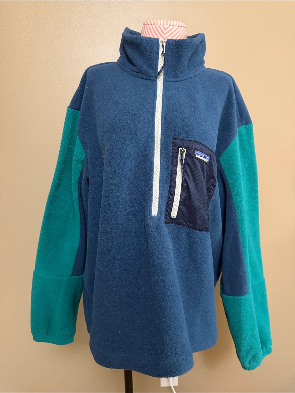 Patagonia Women’s Navy and Teal Quarter-Zip Fleece Pullover - L